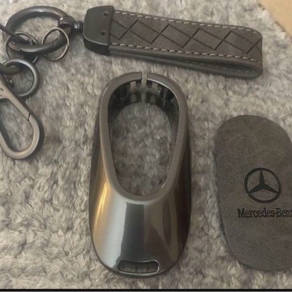 Keychain & Metal Key Fob Oval Case for Mercedes